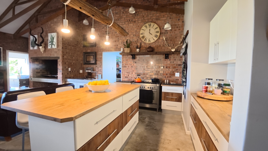 4 Bedroom Property for Sale in Paradise Beach Eastern Cape
